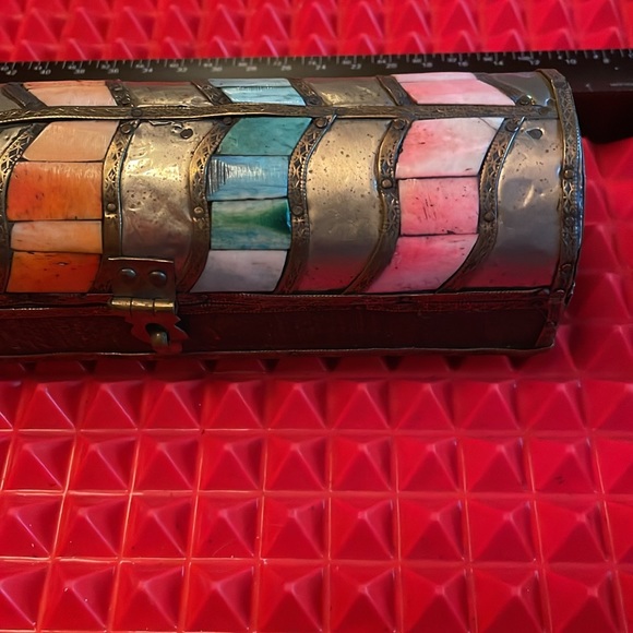 MULTI COLOURED STONE AND WOOD BOX - Picture 3 of 11